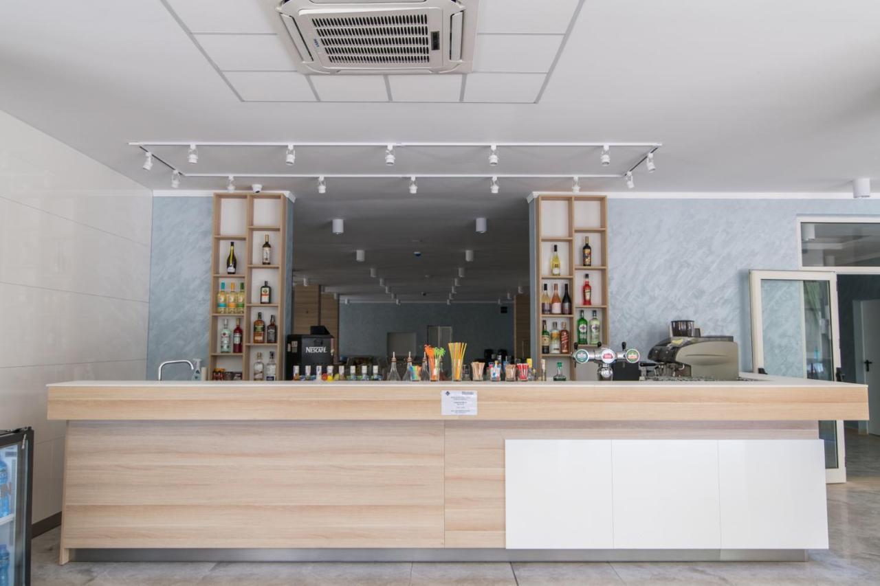 Cinema Hotel プリモルスコ エクステリア 写真